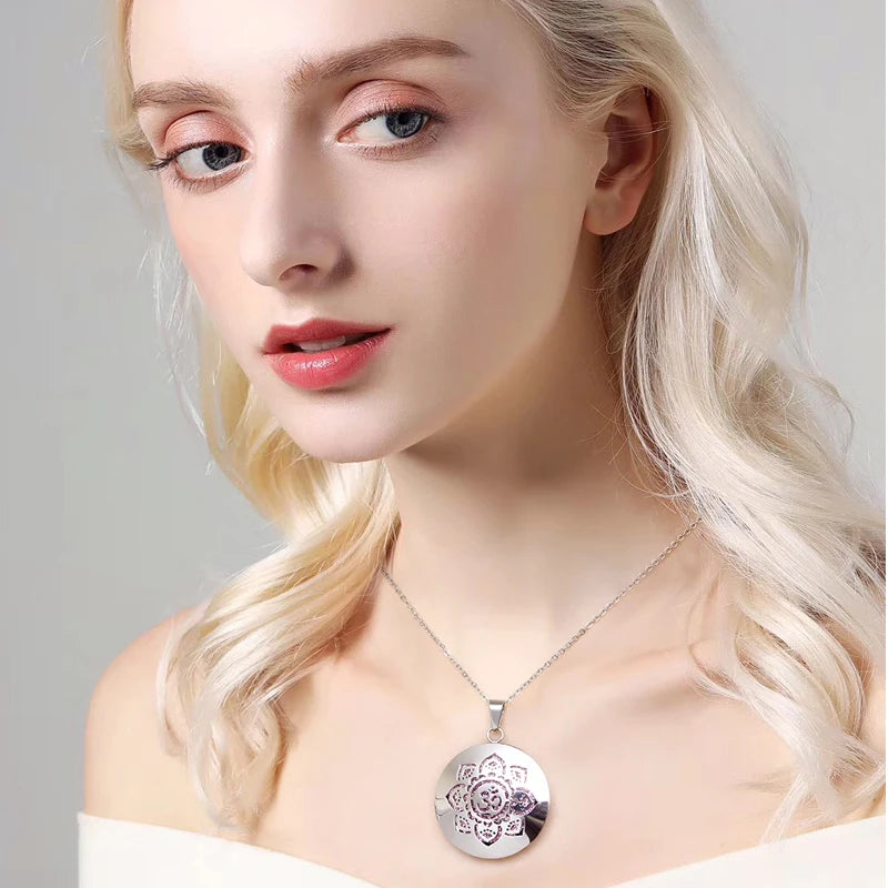Women New Simple Aromatherapy Essential Oil Diffuser Locket  Perfume Necklace 316L Stainless Steel Locket with Felt Pads