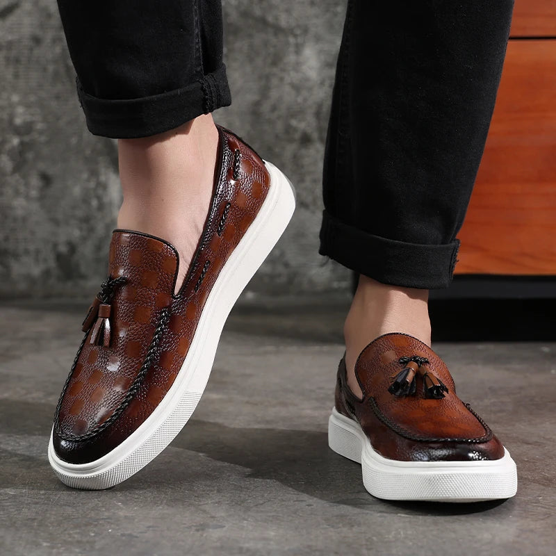 Fashion Men's Casual Shoes Embossed Leather Men Classic Retro British Style Tassels Loafers Mens Slip-on Outdoor Driving Flats